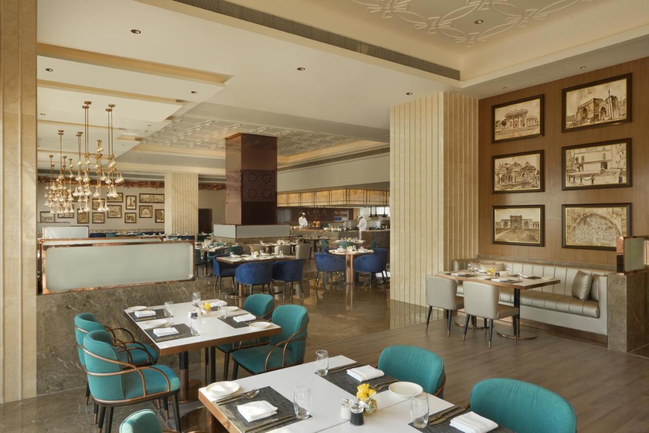 Hotel Taj Skyline Ahmedabad Extérieur photo The restaurant
