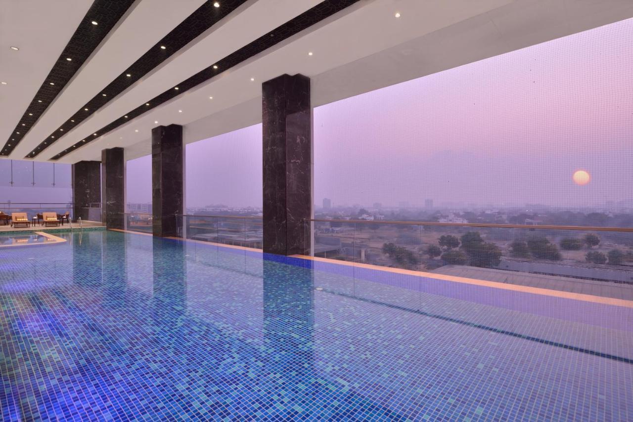 Hotel Taj Skyline Ahmedabad Extérieur photo The pool at the 39th floor