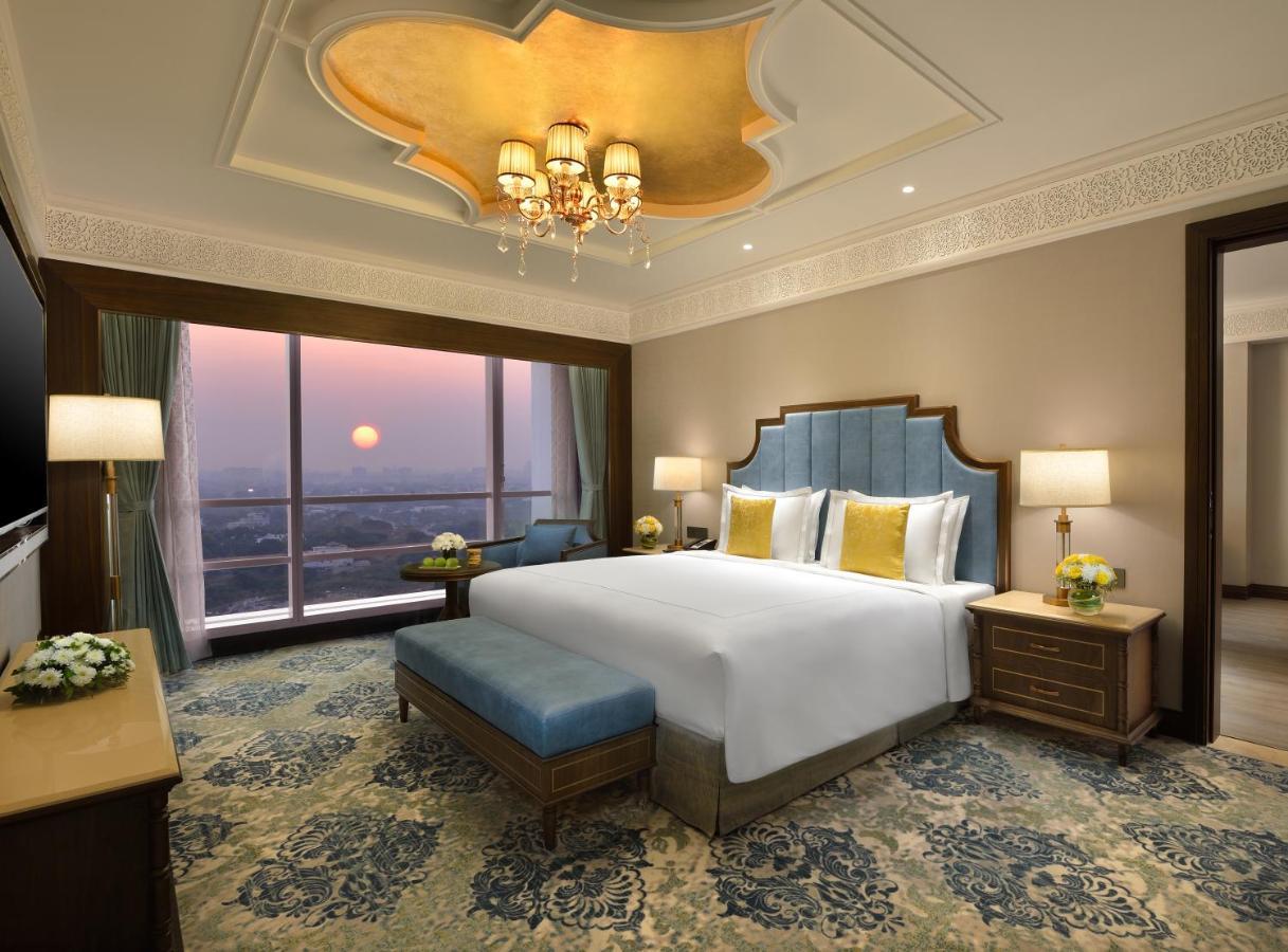 Hotel Taj Skyline Ahmedabad Extérieur photo Presidential Suite