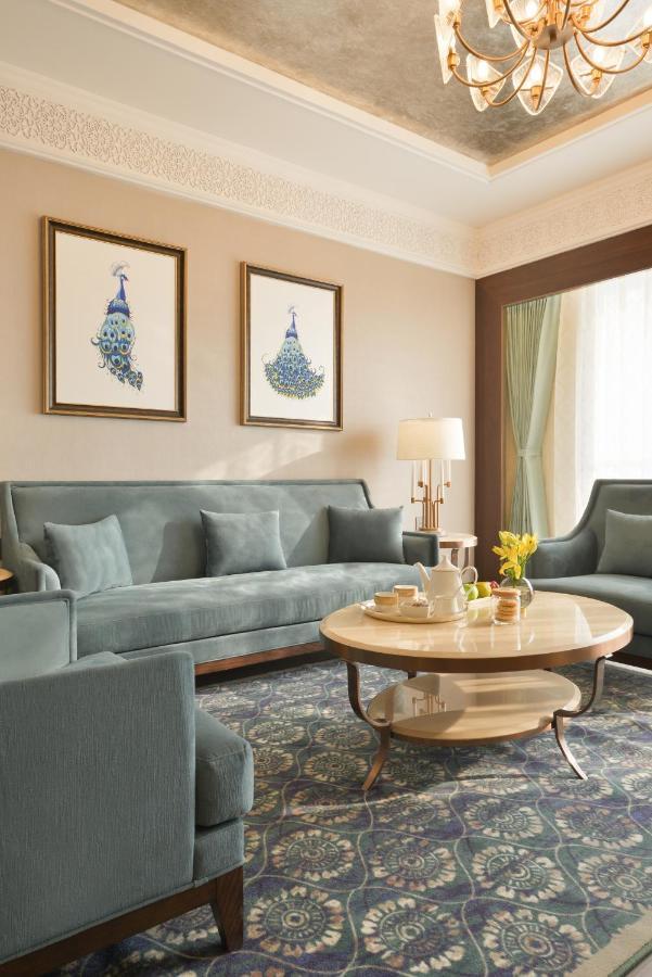 Hotel Taj Skyline Ahmedabad Extérieur photo A living room at the hotel