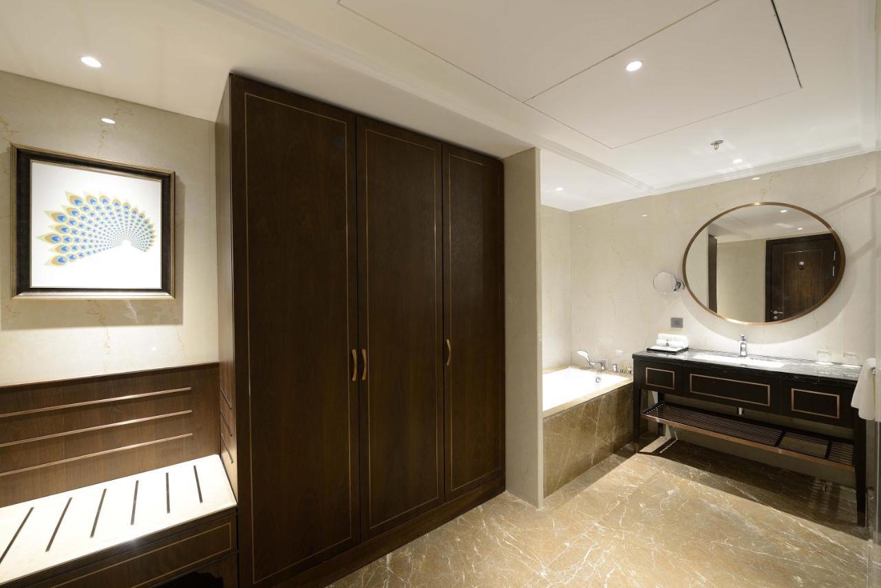 Hotel Taj Skyline Ahmedabad Extérieur photo A bathroom at the hotel