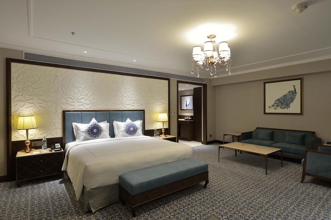 Hotel Taj Skyline Ahmedabad Extérieur photo A suite at the hotel