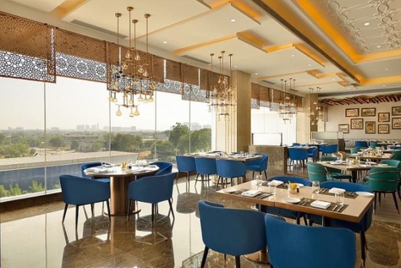 Hotel Taj Skyline Ahmedabad Extérieur photo The restaurant at the hotel